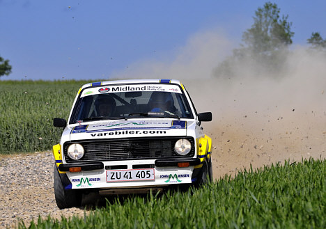 Ingen kan lægge en rallybil ud i et flottere drift end Kim Madsen. Sammen med Kasper Sørensen har han vundet den historiske rallycup to år i træk i sin veltjente Ford Escort RS 2000 fra 1977. Med sejr i Gjønge rally tager han titlen for tredje gang - og så skal bilen sælges.